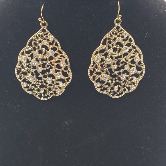 VINTAGE GOLD TONE FILIGREE SCALLOPED EDGE with RHINESTONE EARRINGS - Picture 2 of 3